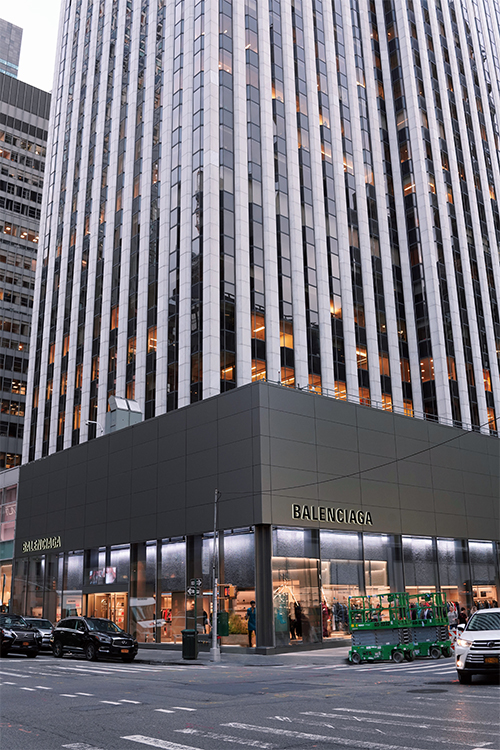 Boutique Balenciaga sur Madison Avenue à New York, États-Unis © Courtesy of Balenciaga
