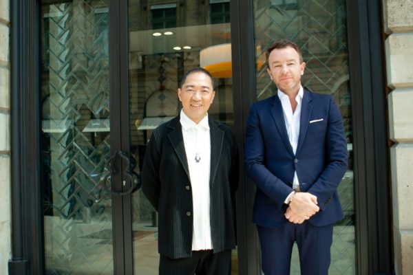 Christophe Artaux et Dennis Chan devant la boutique Qeelin de la place Vendôme